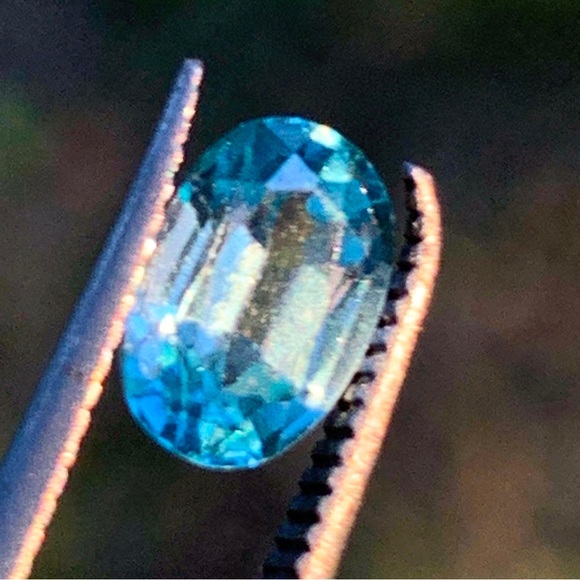 1.98 Carat Oval Blue Zircon - Precision Faceting - PLEASE SEE VIDEO - Picture 5 of 17